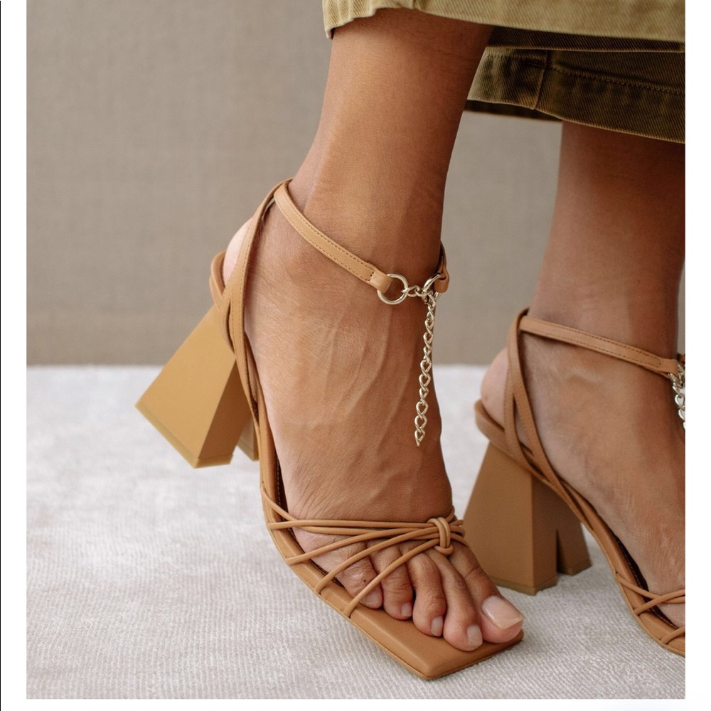 Alohas Cactus Camel sandal NWT